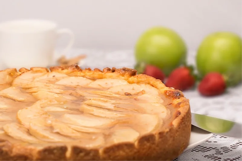 Tarte aux pommes francaise pate feuilletee doree