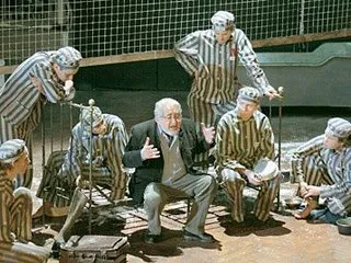 Scene du spectacle Vie et Destin, acteurs du Theatre Maly sur fond de la bataille de Stalingrad