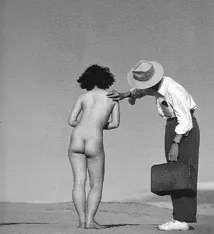 Nu dans les dunes de Shoji Ueda photographie en noir et blanc