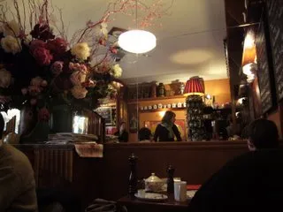 Interieur du salon de the InfiniThe Paris 15e, decoration annees 30