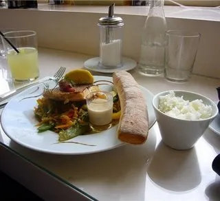 Lasagne froide au thon cru et saumon fume, Cafe de la Grande Epicerie