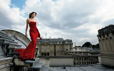 Carla Bruni-Sarkozy posant sur le toit de l