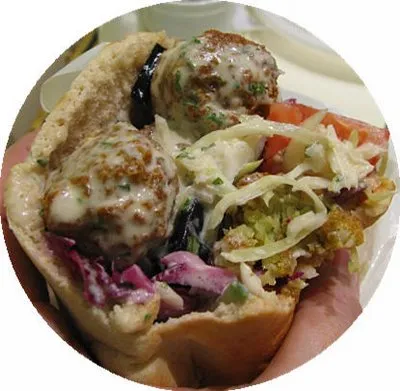 L'As du Fallafel a Paris : le legendaire falafel du Marais, rue des Rosiers