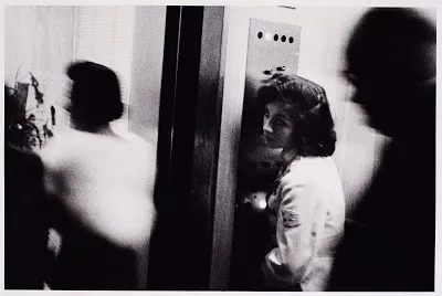 Robert Frank, Elevator Miami Beach, photo en noir et blanc montrant des personnes dans un ascenseur
