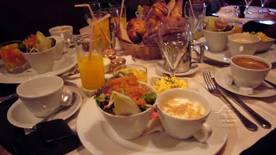 Interieur du restaurant Les Editeurs avec ses etageres de livres