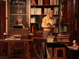 Vue de Charing Cross Road a Londres, rue celebre pour ses librairies d